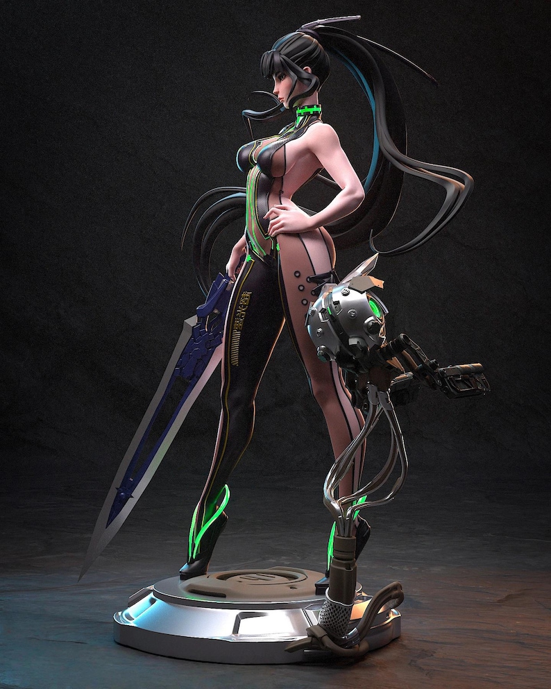 Pode incluir: Figura detalhada de uma personagem feminina com uma roupa futurista. A figura posa com uma espada e um dispositivo mec&acirc;nico. A roupa &eacute; preta com detalhes verdes. A figura est&aacute; sobre uma base circular com acabamento met&aacute;lico.