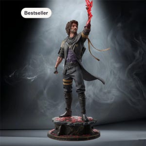 Puede incluir: Figura detallada de un hombre con abrigo y pantalón negros, sosteniendo un objeto rojo brillante. La figura se encuentra sobre una base con detalles rojos. La palabra "Bestseller" está en un óvalo blanco en la esquina superior izquierda.