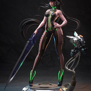 Pode incluir: Figura detalhada de uma personagem feminina com uma roupa futurista. A figura &eacute; predominantemente preta com detalhes em verde n&eacute;on, segurando uma grande espada azul. A base &eacute; met&aacute;lica, e um companheiro rob&oacute;tico est&aacute; por perto. A roupa da personagem tem texto nas pernas.