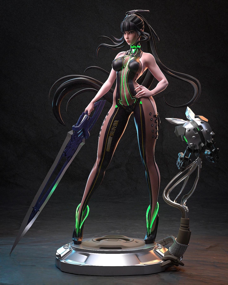 Pode incluir: Figura detalhada de uma personagem feminina com uma roupa futurista. A figura &eacute; predominantemente preta com detalhes em verde n&eacute;on, segurando uma grande espada azul. A base &eacute; met&aacute;lica, e um companheiro rob&oacute;tico est&aacute; por perto. A roupa da personagem tem texto nas pernas.