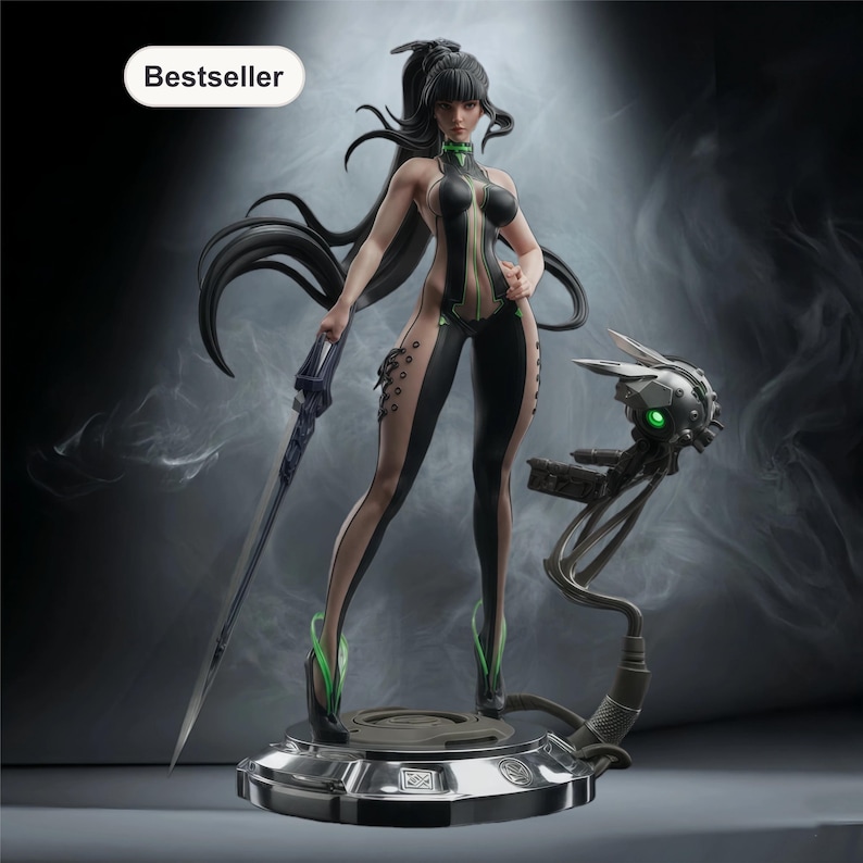 Pode incluir: Estatueta detalhada de uma personagem feminina em body preto e bege com detalhes verdes, segurando uma espada. A figura est&aacute; sobre uma base prateada com um dispositivo futurista. A palavra "Bestseller" est&aacute; em uma caixa branca.