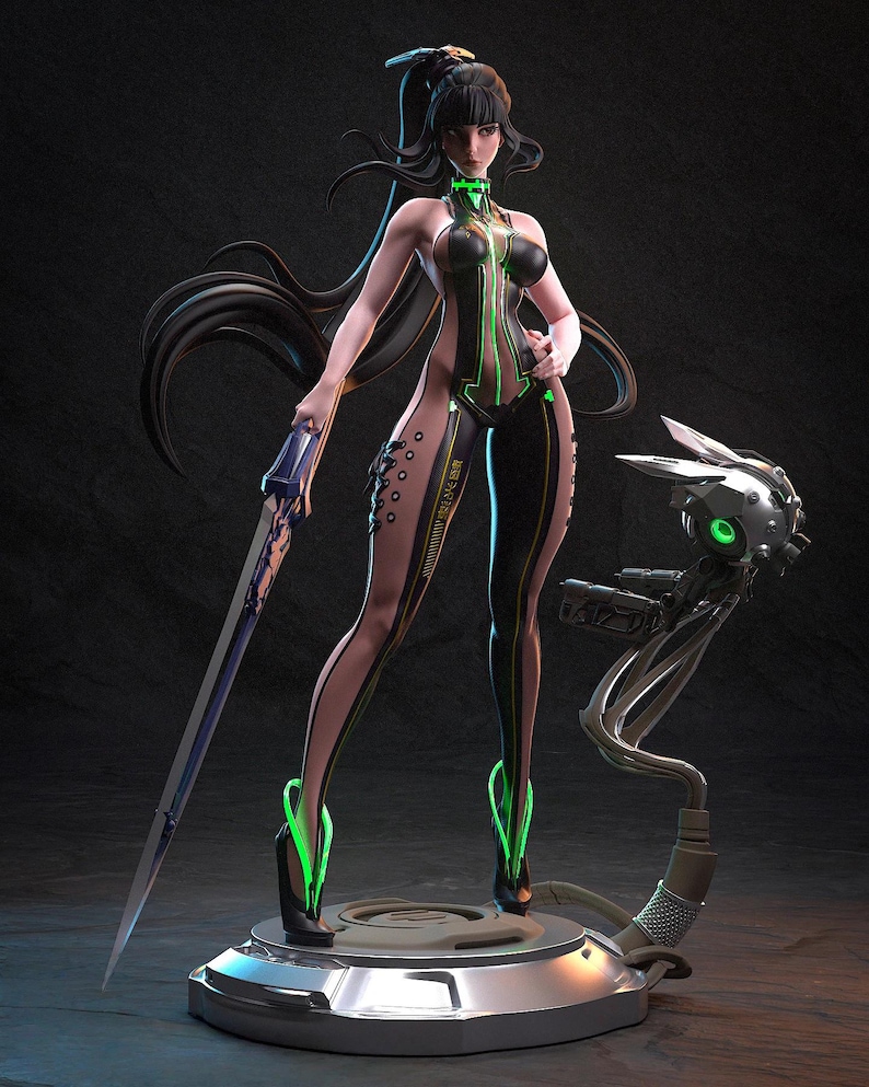 Pode incluir: Figura detalhada de uma personagem feminina com uma roupa futurista. A figura &eacute; preta com detalhes em verde n&eacute;on, segurando uma espada. Um companheiro rob&oacute;tico est&aacute; por perto. A base &eacute; met&aacute;lica e a est&eacute;tica geral &eacute; de fic&ccedil;&atilde;o cient&iacute;fica.
