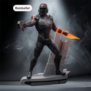 以下が含まれることがあります： 未来的な鎧を着たキャラクターの黒とグレーのアクションフィギュア。銃とオレンジ色の光る刃を持っています。フィギュアは灰色のプラットフォームに立っています。「Bestseller」の文字が白い楕円の中にあります。フィギュアの胸には「N7」の文字があります。