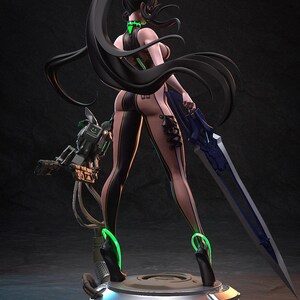 Pode incluir: Figura detalhada de uma personagem feminina com cabelo comprido preto, vestindo uma roupa preta e castanha, e segurando uma grande espada azul. A figura est&aacute; posada numa plataforma met&aacute;lica, com um bra&ccedil;o rob&oacute;tico no lado esquerdo. Os saltos e a gola t&ecirc;m um brilho verde.