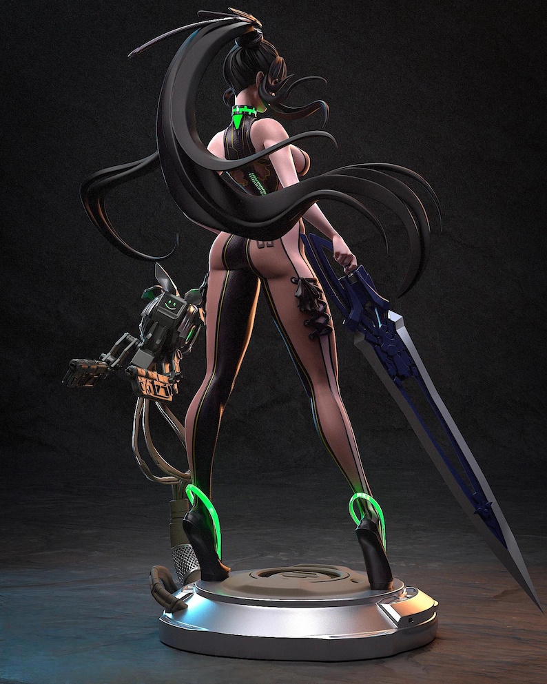 Pode incluir: Figura detalhada de uma personagem feminina com cabelo comprido preto, vestindo uma roupa preta e castanha, e segurando uma grande espada azul. A figura est&aacute; posada numa plataforma met&aacute;lica, com um bra&ccedil;o rob&oacute;tico no lado esquerdo. Os saltos e a gola t&ecirc;m um brilho verde.