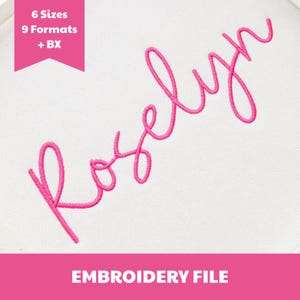以下が含まれることがあります： 白い布地に鮮やかなピンクの筆記体でRoselynという名前が刺繍された刺繍ファイル。左上のピンクのバナーには6 Sizes 9 Formats + BXというテキストが表示され、下部のピンクのバーにはEMBROIDERY FILEと記載されています。