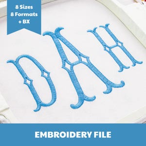 Puede incluir: Un archivo de bordado que presenta las letras D, A y H cosidas en azul con una fuente decorativa sobre tela blanca. Un banner azul en la esquina muestra el texto 8 Sizes, 8 Formats + BX, y el banner inferior dice EMBROIDERY FILE.