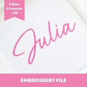 Pode incluir: Um arquivo de bordado com o nome Julia em letra cursiva rosa brilhante sobre um fundo branco. Uma faixa rosa no canto superior esquerdo exibe o texto 6 Sizes 9 Formats + BX e uma barra rosa na parte inferior diz EMBROIDERY FILE.