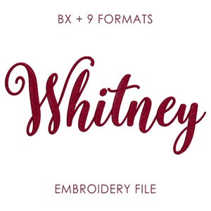 Puede incluir: Un archivo de bordado digital que presenta el nombre Whitney escrito en una fuente cursiva de color rojo oscuro. El texto BX + 9 FORMATS aparece en letras más pequeñas de color rojo oscuro sobre el nombre, y EMBROIDERY FILE debajo.
