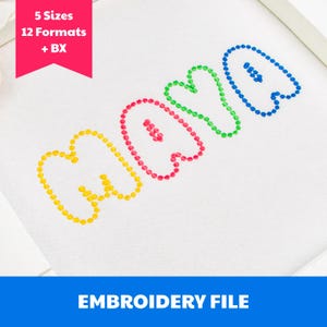 Pode incluir: Um design de bordado com o nome MAVA em uma fonte pontilhada. A letra M é amarela, A é rosa, V é verde e A é azul. Uma faixa rosa no canto superior esquerdo exibe o texto 5 Sizes 12 Formats + BX, e a faixa azul inferior diz EMBROIDERY FILE.