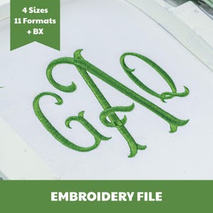 Könnte beinhalten: Eine digitale Stickdatei mit einem grünen Monogramm der Buchstaben G, A und Q in einer kursiven Schriftart, gestickt auf weißem Stoff. Das Bild enthält ein grünes Banner mit dem Text 4 Sizes 11 Formats + BX und EMBROIDERY FILE.