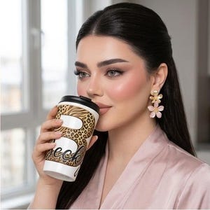 Resemugg med leopardtryck och monogram | Djurtryckt initialmugg