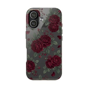 Könnte beinhalten: Transparente Handyhülle mit dunkelgrauem Hintergrund und einem Muster aus burgunderroten Rosen und grünen Blättern. Die Hülle hat einen Ausschnitt für eine Dual-Kamera und Seitentasten. Verstreute Rosenblätter ergänzen das florale Design.