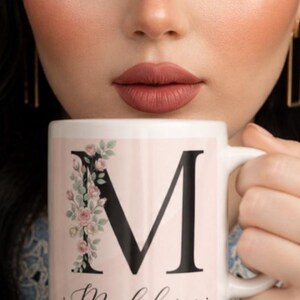 Blommigt monogram M Madeleine isolerad kaffemugg | 283 ml