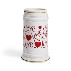 Jarra de cerveza con corazones y diseño romántico para el Día de San Valentín