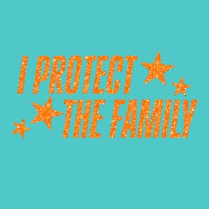 Puede incluir: Un fondo turquesa con el texto "I PROTECT THE FAMILY" en letras de purpurina naranja. Estrellas de purpurina naranja de varios tamaños están dispersas alrededor del texto.