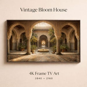 Op de afbeelding: Een digitaal kunstwerk in een lijst met een sierlijke binnenplaats in Moorse stijl met gewelfde doorgangen, zuilen en een centrale fontein. Het kunstwerk is getiteld "Vintage Bloom House" en "4K Frame TV Art" met afmetingen van 3840 x 2160.
