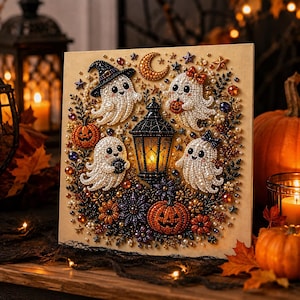 Peut inclure: Un tableau en diamond painting carré représentant quatre fantômes blancs, une lanterne noire centrale, des citrouilles orange et un croissant de lune. Le motif est orné de perles facettées colorées, créant une œuvre texturée et scintillante.
