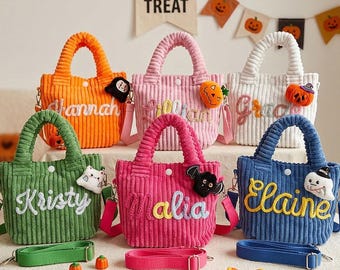 Puede incluir: Seis bolsos de pana en naranja, rosa, blanco, verde, magenta y azul, cada uno con un nombre bordado en hilo blanco o amarillo, cierre de botón a presión, correa de hombro desmontable y un pequeño dije de peluche con temática de Halloween.