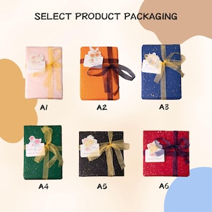 Puede incluir: Seis cajas de regalo con varios colores y estilos de cintas. Las cajas est&aacute;n etiquetadas de la A1 a la A6. El texto "SELECT PRODUCT PACKAGING" est&aacute; en la parte superior de la imagen. Las cajas son rosas, naranjas, azules, verdes, negras y rojas.