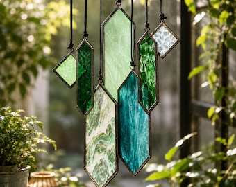 Geometrischer Glasmalerei-Sonnenfänger, grün-blaues Glas-Windspiel, modernes Fensterbild, Boho-Gartendekor, handgemachtes Glas-Sonnenfänger-Geschenk