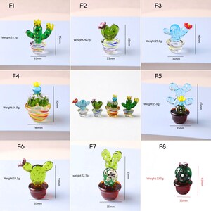 Puede incluir: Colecci&oacute;n de esculturas de cactus de vidrio en miniatura en varios colores y dise&ntilde;os. Cada cactus se muestra en una maceta peque&ntilde;a, con dimensiones y peso indicados. Las alturas var&iacute;an de 45 mm a 55 mm, y la base es de 35 mm.