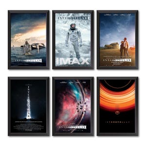 Peut inclure: Six affiches encadrées du film "Interstellar". Les affiches présentent diverses scènes du film, dont une combinaison spatiale, un vaisseau spatial et des paysages. Chaque affiche a un cadre noir et le titre du film.