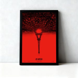 Op de afbeelding: Ingelijste filmposter met een rode achtergrond met de Eiffeltoren in zwart. De bovenkant van de poster heeft een cluster van schedels. De tekst "THE ONLY WAY OUT IS DOWN" staat bovenaan. De tekst "AS ABOVE SO BELOW" staat onderaan.