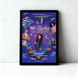以下が含まれることがあります： 「Wizards Beyond Waverly Place」の額入りポスターは、金色のフレームに入ったいくつかのキャラクターの肖像画が描かれた濃い青色の背景が特徴です。ポスターには、ディズニーのロゴ、日付「OCT 29」、およびDisney+のロゴが含まれています。