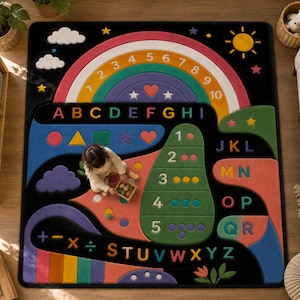 Peut inclure: Un tapis éducatif rectangulaire noir orné d'un arc-en-ciel coloré avec les chiffres de un à dix, l'alphabet de A à Z, des symboles mathématiques et des formes géométriques. Le motif inclut une section verte avec les chiffres de un à cinq.