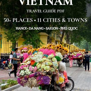 以下が含まれることがあります： VIETNAM TRAVEL GUIDE PDF 50+ PLACES 11 CITIES & TOWNS HANOI DA NANG SAIGON PHU QUOC with Clickable Google Maps Links Includedというタイトルのデジタル旅行ガイドで、色とりどりの大きな花束を積んだオートバイが写っています。
