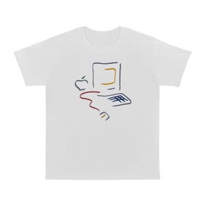 Puede incluir: Camiseta blanca con un dibujo lineal minimalista de un ordenador vintage y un logotipo de manzana. El diseño incluye un monitor, un teclado, un ratón y un cable de conexión en varios colores. Un diseño sencillo y retro.
