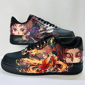 Könnte beinhalten: Schwarze Turnschuhe mit individuellen Anime-Kunstwerken. Die Schuhe haben schwarze Schnürsenkel, Sohlen und Akzente. Das Kunstwerk umfasst detaillierte Illustrationen mit roten, orangen und violetten Farbtönen, die Charaktere mit Schwertern und feurigen Effekten darstellen.