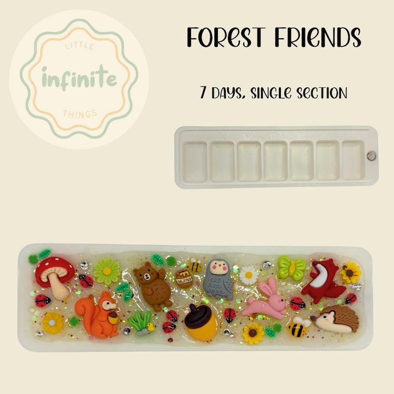 K&ouml;nnte beinhalten: Eine wei&szlig;e rechteckige Schale mit Waldmotiven, darunter ein Pilz, ein Eichh&ouml;rnchen, ein B&auml;r und eine Eule. Der Text "FOREST FRIENDS" und "7 DAYS, SINGLE SECTION" ist &uuml;ber der Schale abgebildet.
