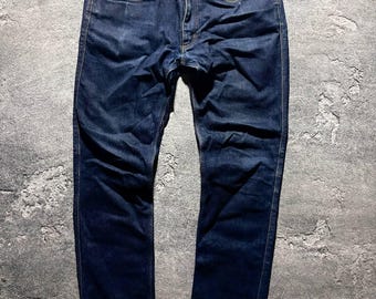 Pantalones vaqueros Acne Studios – Pantalones vaqueros azul oscuro – Vaqueros de diseño de corte ajustado – Estilo minimalista escandinavo – Talla 36/34 (XL / Extra grande)