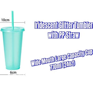 K&ouml;nnte beinhalten: Ein t&uuml;rkis schimmernder Glitzertumbler mit einem PP-Strohhalm. Der Becher ist 17,5 cm hoch, 6 cm breit und hat einen Durchmesser von 10 cm. Der Text auf dem Bild lautet "Iridescent Glitter Tumbler with PP Straw" und "Wide Mouth Large Capacity Cup 710ml (24oz)".