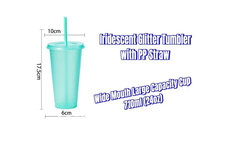 K&ouml;nnte beinhalten: Ein t&uuml;rkis schimmernder Glitzertumbler mit einem PP-Strohhalm. Der Becher ist 17,5 cm hoch, 6 cm breit und hat einen Durchmesser von 10 cm. Der Text auf dem Bild lautet "Iridescent Glitter Tumbler with PP Straw" und "Wide Mouth Large Capacity Cup 710ml (24oz)".