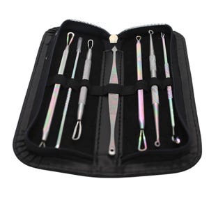 Op de afbeelding: Een zwarte etui met ritssluiting met een set roestvrijstalen huidverzorgingsgereedschappen. De gereedschappen hebben iriserende handvatten en verschillende tipvormen, waaronder lussen, lancetten en extractoren. De etui is open.