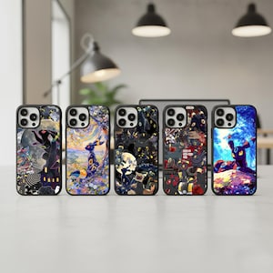 Op de afbeelding: Vijf zwarte telefoonhoesjes met kleurrijke illustraties van een stripfiguur. De hoesjes hebben een zwarte rand en hebben verschillende ontwerpen, waaronder een nachtscène, een bos en een volle maan. De hoesjes worden op een wit oppervlak weergegeven.