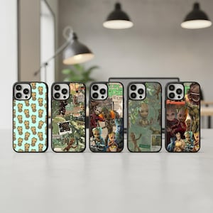 Puede incluir: Cinco fundas negras para teléfono con diseños de Groot de Guardianes de la Galaxia. Las fundas muestran diferentes imágenes de Groot, incluyendo un patrón repetitivo y obras de arte tipo collage.