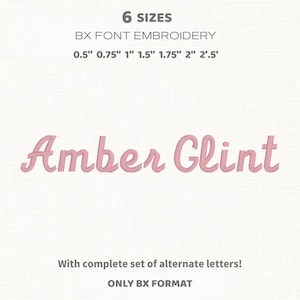Könnte beinhalten: Rosa gestickter Text "Amber Clint" auf weißem Hintergrund. Über dem Namen Größenoptionen von 1,27 cm bis 6,35 cm für BX-Schriftstickerei. Das Bild zeigt auch "Mit komplettem Satz alternativer Buchstaben!" und "NUR BX-FORMAT."