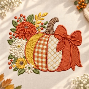 Puede incluir: Un diseño de bordado que muestra una calabaza con segmentos en patrones de espiga, cuadros vichy y acolchado, adornada con un gran lazo naranja. La calabaza está rodeada de crisantemos naranjas y blancos, un girasol amarillo y bayas.