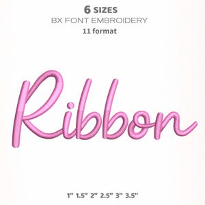 Peut inclure: Motif brodé rose du mot "Ribbon" en écriture cursive. L'image comprend le texte "6 SIZES", "BX FONT EMBROIDERY", "11 format", et des options de taille de 2.5 cm à 8.9 cm.
