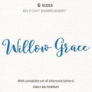 Könnte beinhalten: Blauer gestickter Text auf weißem Hintergrund mit der Aufschrift "Willow Grace" in Schreibschrift. Das Bild enthält auch den Text "6 SIZES", "BX FONT EMBROIDERY", "With complete set of alternate letters!" und "ONLY BX FORMAT".