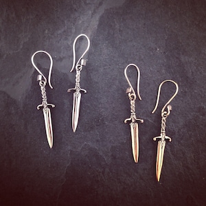 Pendientes de daga en bronce blanco con ganchos de plata de ley