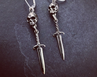 Boucles d'oreilles tête de mort et poignard - Bronze blanc avec crochets en acier inoxydable au dos