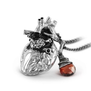 Anatomisches Herz und Granat Anhänger - Antikes Silber Anatomisches Herz und Granat Anhänger - Anatomisches Herz mit Wire Wrapped Granat