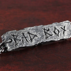 Colgante BAD BOY - Colgante de palabra de plata de ley - Collar de tablero de picota