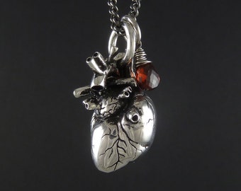 Collana di San Valentino - Collana a cuore anatomico con granato avvolto in filo di argento sterling - Ciondolo a cuore anatomico su catena color canna di fucile da 24"