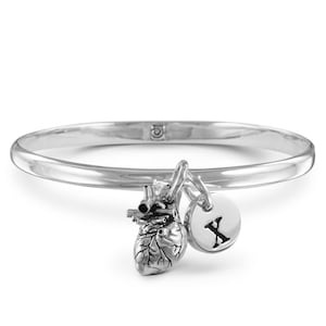 Heart Bangle con encanto inicial - Brazalete anatómico de plata con carta de su elección - Heart Bangle